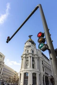 Edificio metropolis building and traffic light in madrid Fotos de archivo