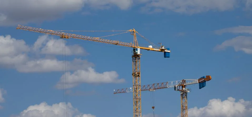 Edificios en construcción en ciudad Stock Photos