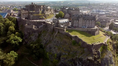 Edinburgh Castle Pullback Aerial View, Edinburgh Scotland – 4K 30fps 库存影片 331968212