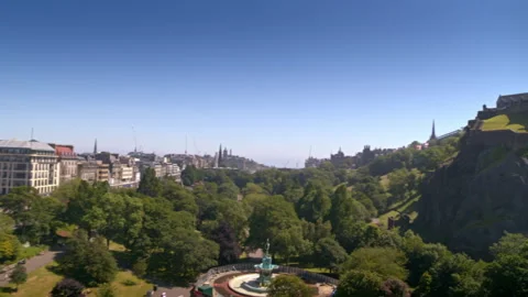 Edinburgh Castle rising above Princes Street Gardens Video stock 336775758