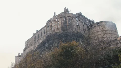Edinburgh Castle sitting on hill while RAINING with trees. Loop ready Video stock 123130925