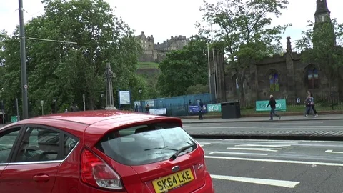 Edinburgh Castle with Traffic Passing 스톡 동영상 79276096