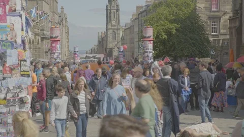 Edinburgh Fringe Festival Tourists Walking In Crowded Royal Mile Stock Footage