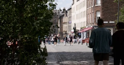 Edinburgh - Grassmarket pull focus Stock-Footage 197994327