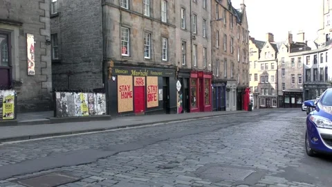 Edinburgh shops and stores closed during covid 19 outbreak in UK Vídeos de archivo 130212544