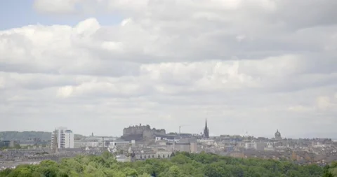 Edinburgh - Tilt down to Edinburgh Castle Stock-Footage 197994951