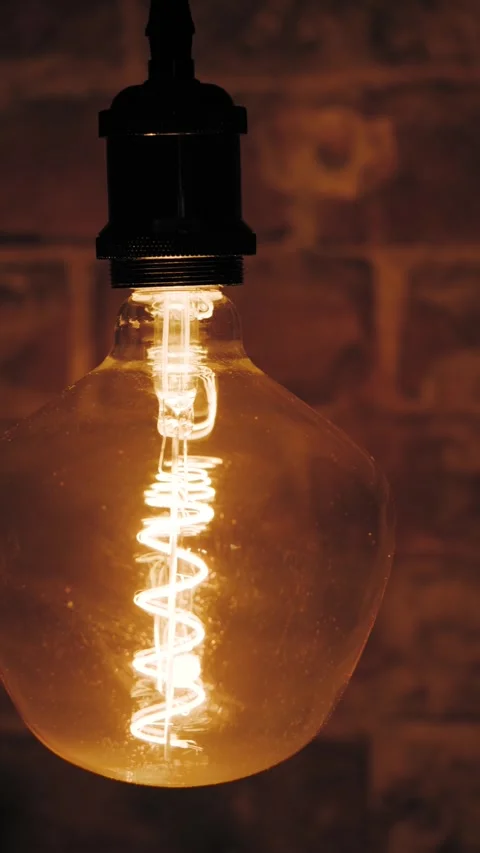The edison bulb is wobbling Stock Footage 322511673