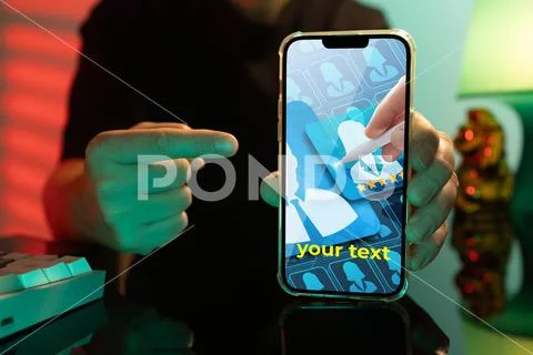 Editable Smartphone Mockup in Hand PSD-sjabloon