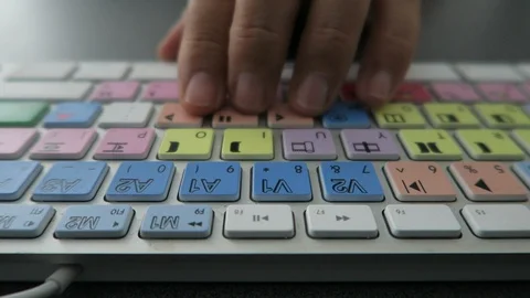 Editing keyboard Avid  fingers press play, pause Stockbeeldmateriaal 112853321