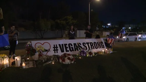 Editorial - 10-8-17 - Las Vegas Shooting Scene - Tilt Down Vigil Vídeos de archivo 99377719