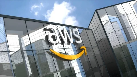 Editorial, Amazon AWS logo on glass building. Vidéo 120052560