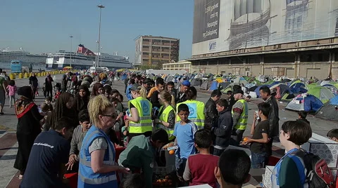 EDITORIAL: Charitable organization distributes food to Syrian refugees in camp Vídeo Stock 62244627