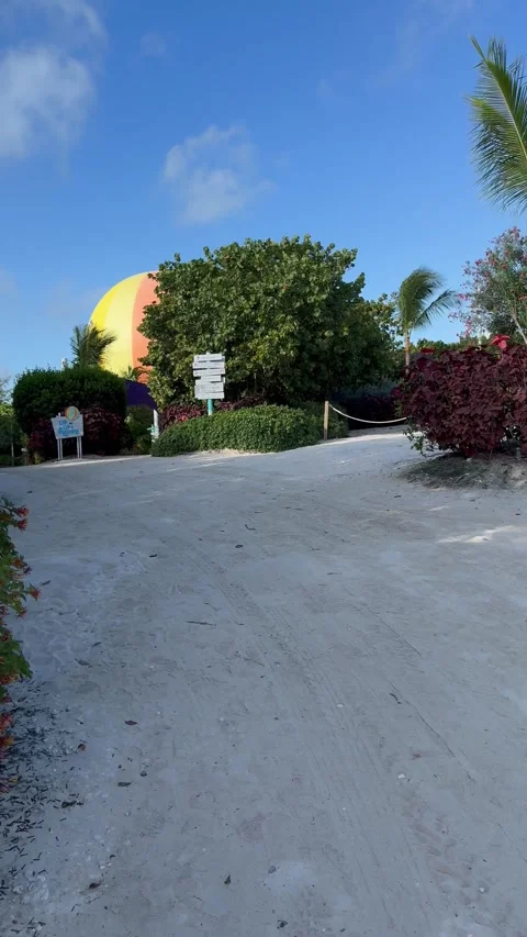 EDITORIAL: COCOCAY, BAHAMAS - MAY 2026: POV Walking Towards Up Up And Away Ballo Vídeos de archivo 335549451