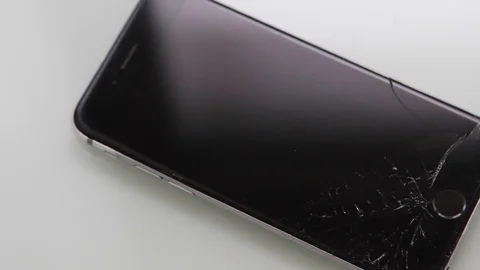 Editorial - Cracked lcd screen on new Apple Iphone - Panning camera movement Stock-Footage 125679251