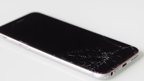 Editorial - Cracked lcd screen on new Apple Iphone - Zoom in camera movement Видео 125679266