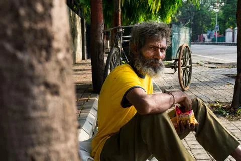 Editorial dated:16 june 2020 location : dehradun India. A home less guy on th Fotos de archivo