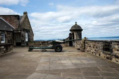 EDITORIAL: A gunner is cleaning One O'Clock gun in Edinburgh Castle Stock Photos