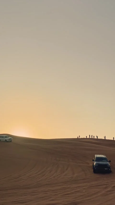Editorial Land Rover SUV Desert Stunt And Dune Bashing Dubai Vídeos de archivo 342218345