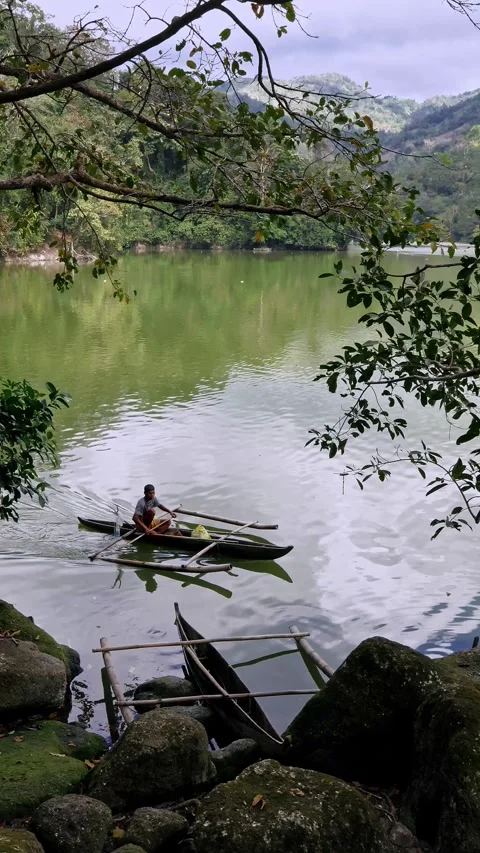 Editorial. A man rowing a Bangka as mode of transportation in Lake Balanan 스톡 동영상 347987435