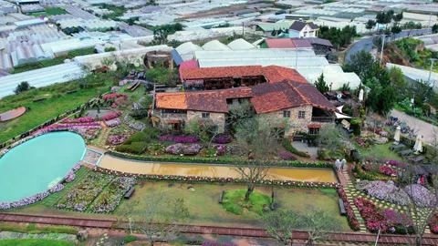 Editorial panoramic drone orbit over outdoor cafe and greenhouse valley 4K Vídeo Stock 341541981