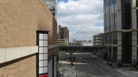 Editorial: Time Lapse of Traffic and Clouds Passing By in Downtown Houston Video stock 1566520