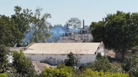 Editorial wide view of multiple lime processing kilns releasing dark smoke Vidéo 331085024