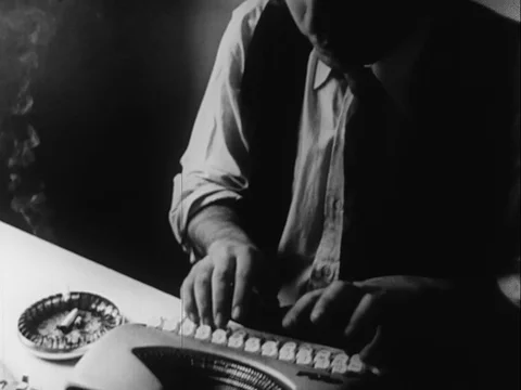 Editors type articles and publish through newspaper - 1961 Vidéo 112120499