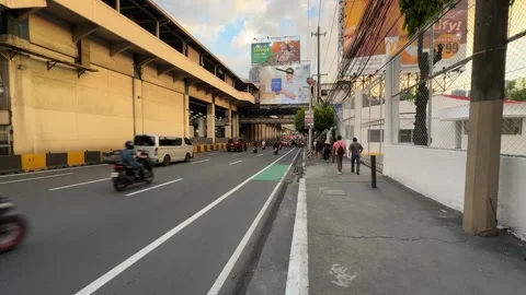 EDSA Ortigas MRT Station Traffic Green Bike Lane Billboards Wide 4K 60fps Vídeos de archivo 338186646
