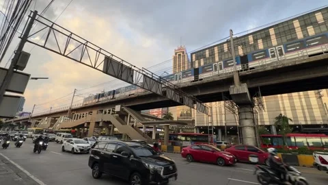 EDSA Ortigas MRT Train Pedestrian Footbridge Golden Hour Traffic Wide 4K 60fps Vídeos de archivo 338186420