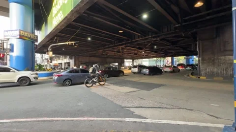 EDSA Shaw Flyover Intersection Traffic Underpass Wide Shot 4K 60fps Vídeos de archivo 338186198