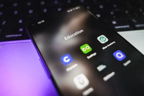 Education and study apps on cellphone screen. Duolingo, Coursera, Khan Academy Stock Photos