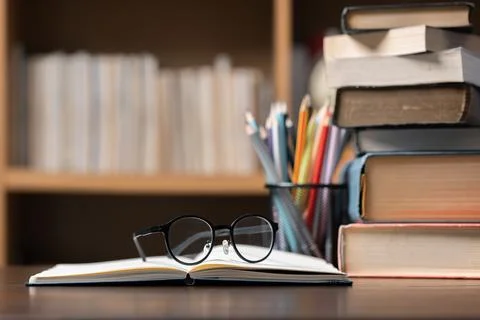 Education learning concept. Book in library with old open textbook, stack p.. Foto stock