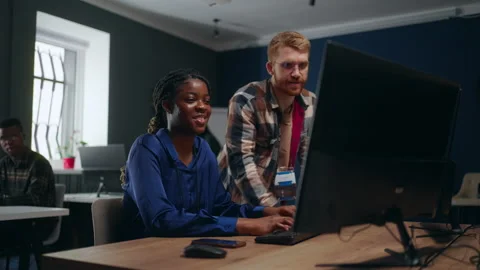 Education of programmer and data scientist in learning center, black woman is Vídeos de archivo 233734224