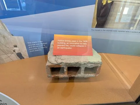 Educational display featuring hollow bricks once used in construction Stockfoto's