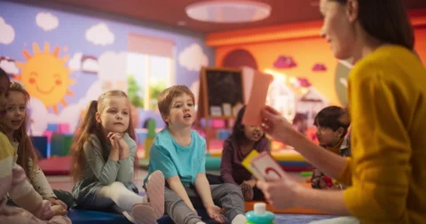 Educator Teaching Children in Kindergarten Vídeos de archivo 282792995
