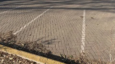 Eempty parking space. An abandoned parking place Stockfoto's
