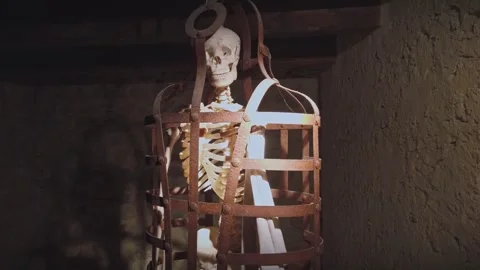 Eerie dungeon: spooky skeleton in cage footage - dark, haunting, and mysterious 库存影片 241237688