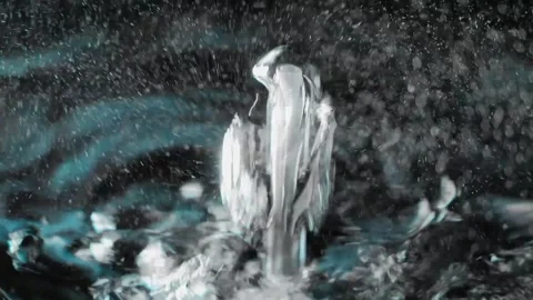 Efecto visual de agua de succion con un tubo Stock Footage 248396913