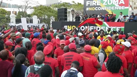 EFF member leads singing &amp; dancing from stage day of Zuma no confidence vote Vídeos de archivo 78617160