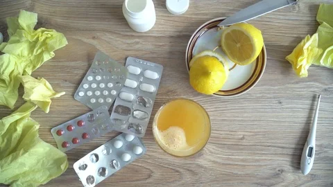 Effervescent cold pill dissolves in glass of water Stock Footage 116674781