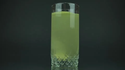 Effervescent Orange Vitamin Tablet Dissolving in Glass of Water. Close-up Vídeo Stock 331742230