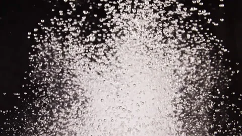 Effervescent tablet aspirin. Pill falling down in water on black background. The 库存影片 164873928