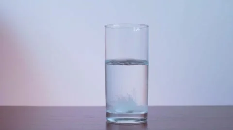The Effervescent Tablet is Dissolved in a Glass of Water. Vitamins. Vídeo Stock 67049521