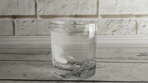 The effervescent tablet dissolves in bubbles in clean water Vidéo 168740983