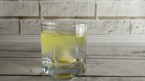 The effervescent tablet dissolves in bubbles in clean water 스톡 동영상 168740994