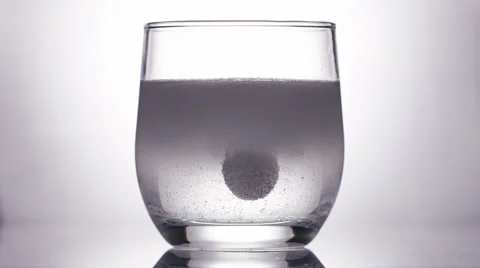 Effervescent tablet dissolving in a glass of water Vidéo 57485004