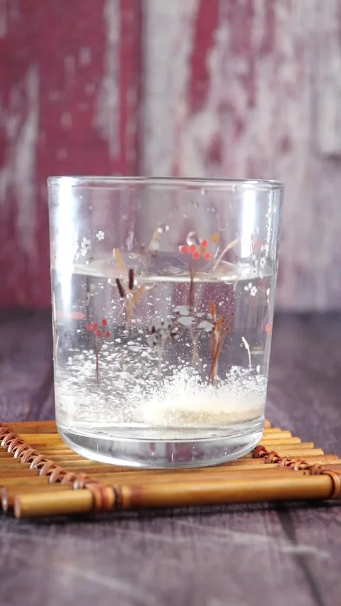 Effervescent Tablet Dissolving in a Glass of Water Video stock 330514463