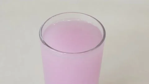 Effervescent tablet of electrolytes with vitamins for athletes dissolves in a Vidéo 227667139