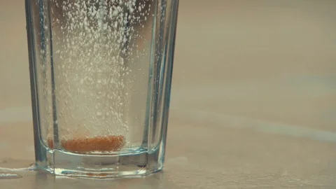 Effervescent tablet falling into a glass of water. Vídeos de archivo 85907309