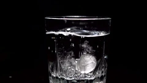 Effervescent Tablet Falling In Water Vídeo Stock 71323882